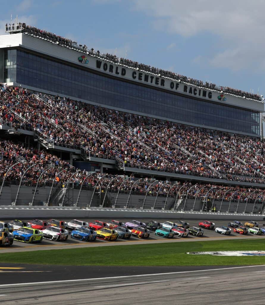 DAYTONA 500 crowd and race